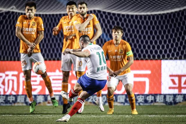 媒体人：哈登米切尔任意一人换成詹姆斯 骑士今天都能赢活塞